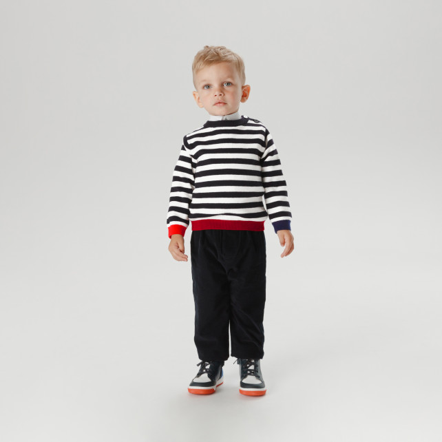 Pruhovaný chlapecký svetr v námořnickém stylu