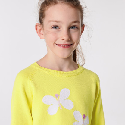 Dívčí svetr s intarzií motýlů